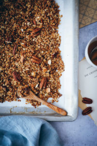 Ahornsirup Maple Pekannuss Pecan Granola selbstgemacht Rezept müsli crunchy Kokosöl Mandeln zuckerzimtundliebe frühstück foodblog foodstyling granola selber machen food stylist backblog deutscher foodblog bakefeed feedfeed food52