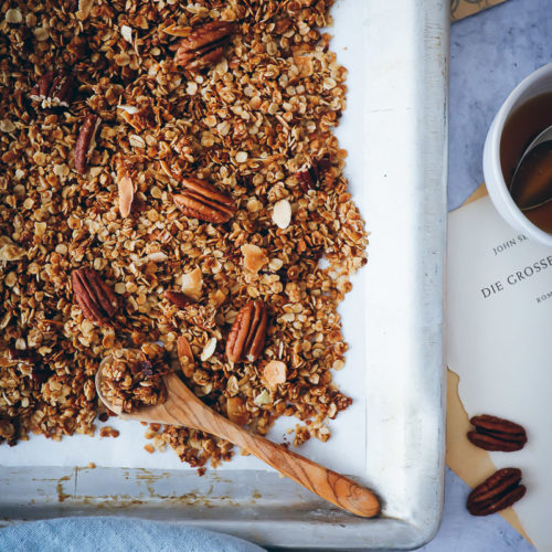 Ahornsirup Maple Pekannuss Pecan Granola selbstgemacht Rezept müsli crunchy Kokosöl Mandeln zuckerzimtundliebe frühstück foodblog foodstyling granola selber machen food stylist backblog deutscher foodblog bakefeed feedfeed food52