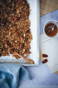 Ahornsirup Maple Pekannuss Pecan Granola selbstgemacht Rezept müsli crunchy Kokosöl Mandeln zuckerzimtundliebe frühstück foodblog foodstyling granola selber machen food stylist backblog deutscher foodblog bakefeed feedfeed food52