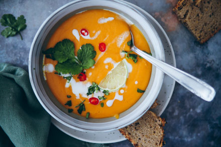 suesskartoffelsuppe indisch sweet potato curry soup fuchs gewuerze zuckerzimtundliebe foodstyling die besten suppenrezepte koriander kokosmilch suppe food stylist food photography cookfeed thekitchen food 52