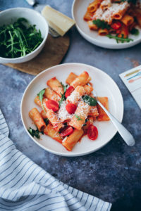 Frische Pastasauce marinara sauce mit Frisckäse und Rucola Pastarezept Tomatensauce rezept selber machen Rucola zuckerzimtundliebe Foodstyling Food photography foodblog backblog feedfeed donna hay pasta recipes