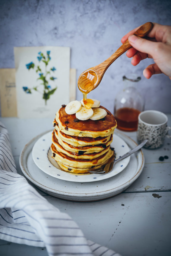 Chocolate Chip amerikanische Pancakes Rezept recipe einfaches Pfannkuchen Rezept fluffige Pancakes foodstyling zuckerzimtundliebe bakefeed food stylist food photography deutscher foodblog backblog