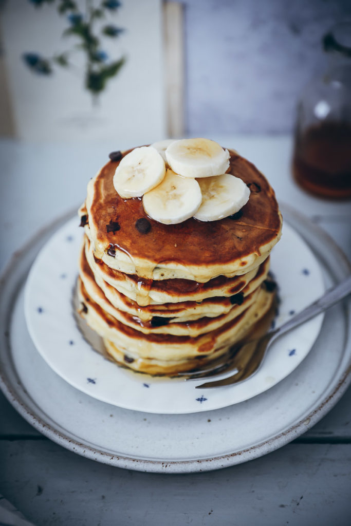 Chocolate Chip amerikanische Pancakes Rezept recipe einfaches Pfannkuchen Rezept fluffige Pancakes foodstyling zuckerzimtundliebe bakefeed food stylist food photography deutscher foodblog backblog