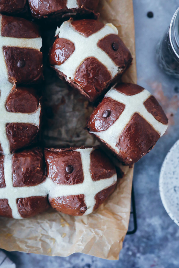 Rezept Schokobrötchen wie vom Bäcker Ostergebäck Ostern Hot Cross Buns Chocolate Chip zuckerzimtundliebe easter baking foodstyling food photography gourmet traveller foodblog bakefeed 