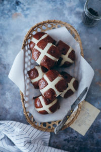 Rezept Schokobrötchen wie vom Bäcker Ostergebäck Ostern Hot Cross Buns Chocolate Chip zuckerzimtundliebe easter baking foodstyling food photography gourmet traveller foodblog bakefeed