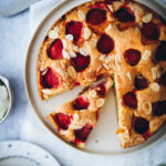 rezept einfacher Erdbeerkuchen rührteig obstkuchen erdbeerrezept simple strawberry cake foodstyling food stylist zuckerzimtundliebe bakefeed foodblog backblog sommerkuchen