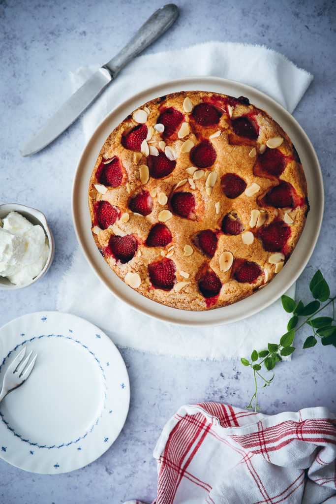 rezept einfacher Erdbeerkuchen rührteig obstkuchen erdbeerrezept simple strawberry cake foodstyling food stylist zuckerzimtundliebe bakefeed foodblog backblog sommerkuchen