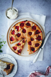 rezept einfacher Erdbeerkuchen rührteig obstkuchen erdbeerrezept simple strawberry cake foodstyling food stylist zuckerzimtundliebe bakefeed foodblog backblog sommerkuchen