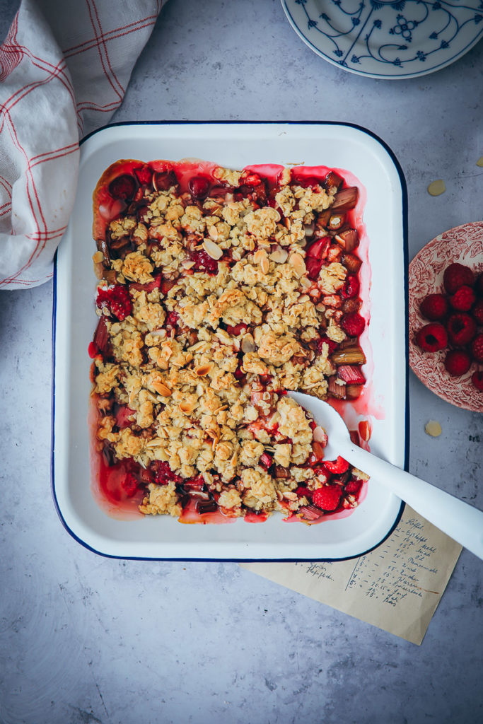 Rhabarber Crumble oat crisp rhubarb raspberry rhabarberrezept bakefeed zuckerzimtundliebe foodblog backblog foodstyling food photography streusel dessert