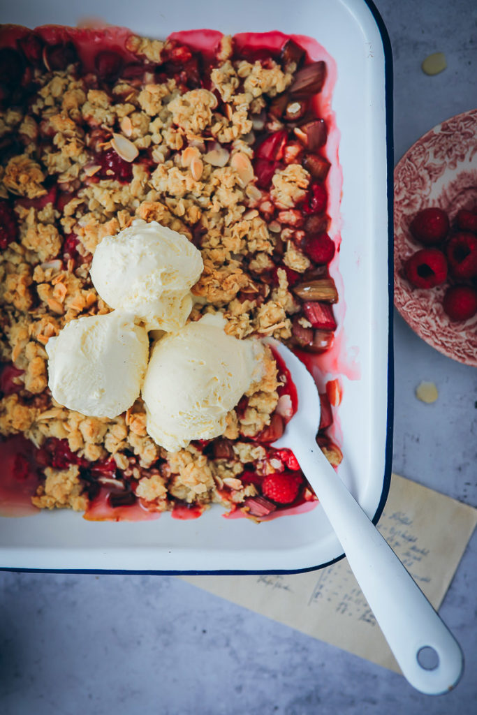 Rhabarber Crumble oat crisp rhubarb raspberry rhabarberrezept bakefeed zuckerzimtundliebe foodblog backblog foodstyling food photography streusel dessert