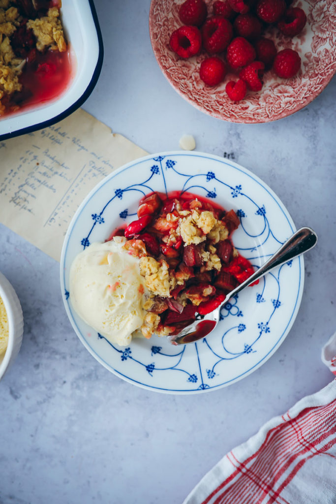 Rhabarber Crumble oat crisp rhubarb raspberry rhabarberrezept bakefeed zuckerzimtundliebe foodblog backblog foodstyling food photography streusel dessert