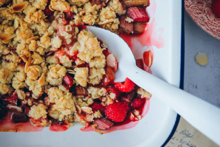 Rhabarber Crumble oat crisp rhubarb raspberry rhabarberrezept bakefeed zuckerzimtundliebe foodblog backblog foodstyling food photography streusel dessert