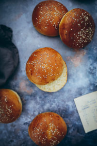 Burgerbrötchen Rezept selber backen Burger Buns Hefeteig Grillrezept zuckerzimtundliebe Foodstylist Food styling bakefeed