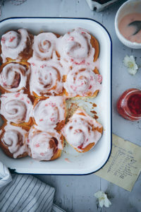 Erdbeer Schnecken Rezept Erdbeerfüllung Erdbeerkompott hefeschnecke zimtschnecke einfacher hefeteig zuckerzimtundliebe foodblog strawberry rolls recipe food stylist backblog baking from scratch bakefeed feedfeed food 52