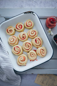 Erdbeer Schnecken Rezept Erdbeerfüllung Erdbeerkompott hefeschnecke zimtschnecke einfacher hefeteig zuckerzimtundliebe foodblog strawberry rolls recipe food stylist backblog baking from scratch bakefeed feedfeed food 52