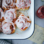 Erdbeer Schnecken Rezept Erdbeerfüllung Erdbeerkompott hefeschnecke zimtschnecke einfacher hefeteig zuckerzimtundliebe foodblog strawberry rolls recipe food stylist backblog baking from scratch bakefeed feedfeed food 52