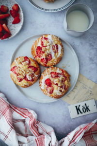 Erdbeer Streuseltaler Rezept Streuselteilchen Erdbeerkuchen einfacher Hefeteig strawberry streusel brioche bun recipe zuckerzimtundliebe Foodblog Backblog Foodstyling food photography wie vom Bäcker Streuselkuchen Erdbeerrezept Backrezept bakefeed