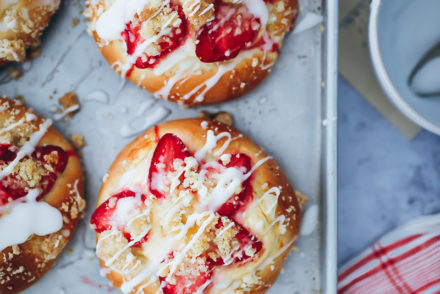 Erdbeer Streuseltaler Rezept Streuselteilchen Erdbeerkuchen einfacher Hefeteig strawberry streusel brioche bun recipe zuckerzimtundliebe Foodblog Backblog Foodstyling food photography wie vom Bäcker Streuselkuchen Erdbeerrezept Backrezept bakefeed