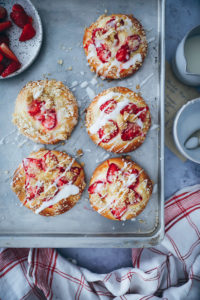Erdbeer Streuseltaler Rezept Streuselteilchen Erdbeerkuchen einfacher Hefeteig strawberry streusel brioche bun recipe zuckerzimtundliebe Foodblog Backblog Foodstyling food photography wie vom Bäcker Streuselkuchen Erdbeerrezept Backrezept bakefeed