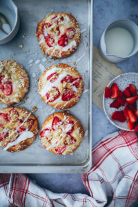 Erdbeer Streuseltaler Rezept Streuselteilchen Erdbeerkuchen einfacher Hefeteig strawberry streusel brioche bun recipe zuckerzimtundliebe Foodblog Backblog Foodstyling food photography wie vom Bäcker Streuselkuchen Erdbeerrezept Backrezept bakefeed