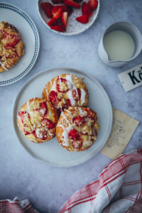 Erdbeer Streuseltaler Rezept Streuselteilchen Erdbeerkuchen einfacher Hefeteig strawberry streusel brioche bun recipe zuckerzimtundliebe Foodblog Backblog Foodstyling food photography wie vom Bäcker Streuselkuchen Erdbeerrezept Backrezept bakefeed