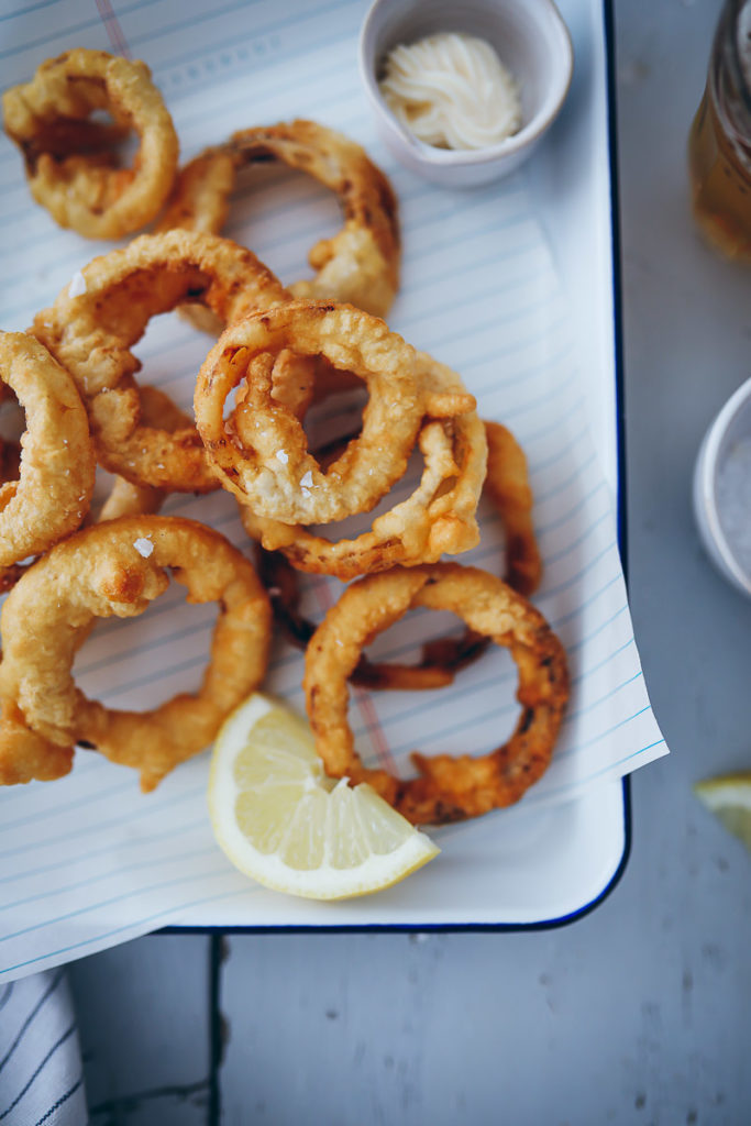 Zwiebelringe Rezept im Bierteig Mantel onion rings recipe zuckerzimtundliebe foodstyling food photography foodblog zwiebelrezepte beilagen zum grillen burger beilagen frittier teig food 52 the kitchen cookfeed