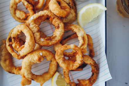 Zwiebelringe Rezept im Bierteig Mantel onion rings recipe zuckerzimtundliebe foodstyling food photography foodblog zwiebelrezepte beilagen zum grillen burger beilagen frittier teig food 52 the kitchen cookfeed