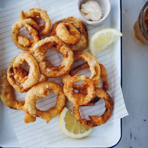 Zwiebelringe Rezept im Bierteig Mantel onion rings recipe zuckerzimtundliebe foodstyling food photography foodblog zwiebelrezepte beilagen zum grillen burger beilagen frittier teig food 52 the kitchen cookfeed