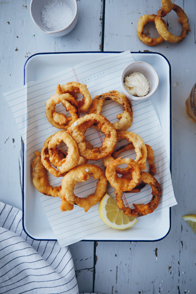 Zwiebelringe Rezept im Bierteig Mantel onion rings recipe zuckerzimtundliebe foodstyling food photography foodblog zwiebelrezepte beilagen zum grillen burger beilagen frittier teig food 52 the kitchen cookfeed