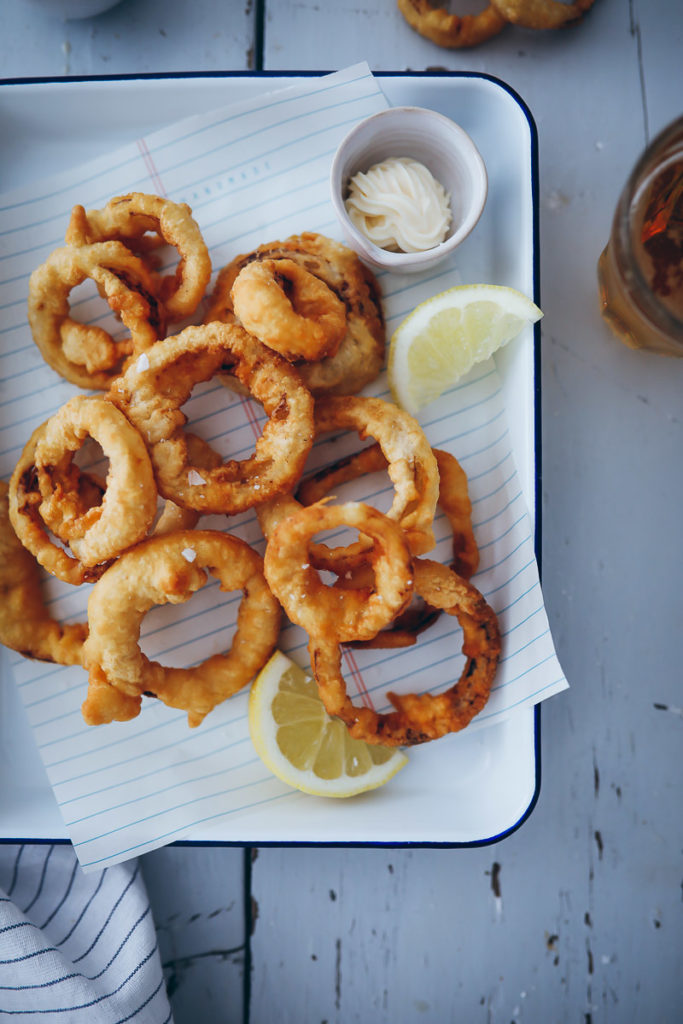 Zwiebelringe Rezept im Bierteig Mantel onion rings recipe zuckerzimtundliebe foodstyling food photography foodblog zwiebelrezepte beilagen zum grillen burger beilagen frittier teig food 52 the kitchen cookfeed