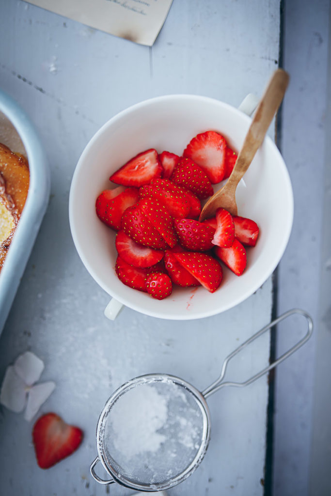 erdbeeren strawberries Dutch Baby Rezept Ofenpfannkuchen Auflaufform Zuckerzimtundliebe Foodstyling food photography bakefeed food 52 thekitchn erdbeer pfannkuchen pancake frühstücksrezept