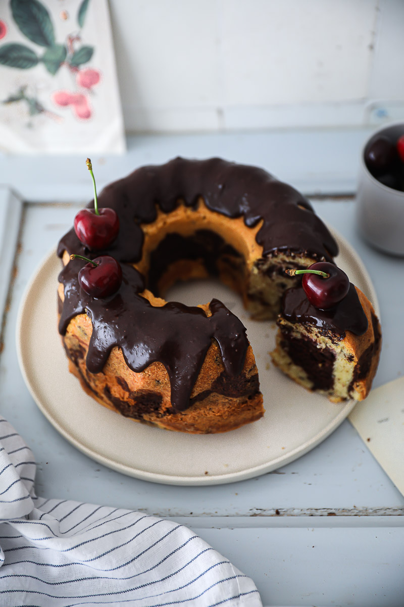 Marmorkuchen Gugelhupf mit Kirschen  Zucker, Zimt und Liebe