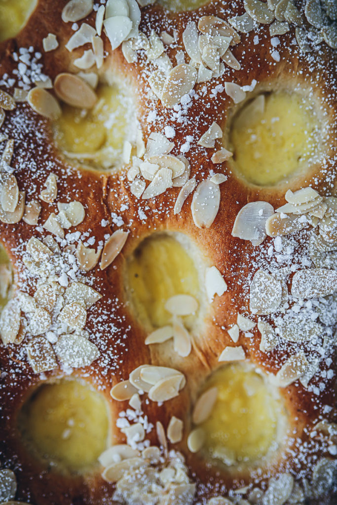 Puddingschnecken Kuchen vom Blech Blechkuchen einfacher Hefeteig skoleboller cake foodstyling food 52 bakefeed zuckerzimtundliebe backblog butterkuchen für Buffet Puddingfüllung rezept custard sheet cake recipe 