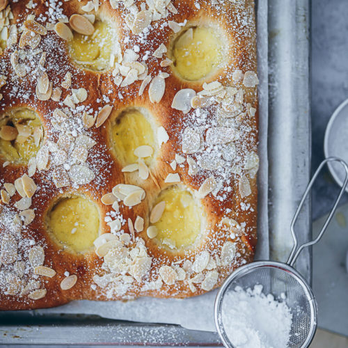 Puddingschnecken Kuchen vom Blech Blechkuchen einfacher Hefeteig skoleboller cake foodstyling food 52 bakefeed zuckerzimtundliebe backblog butterkuchen für Buffet Puddingfüllung rezept custard sheet cake recipe