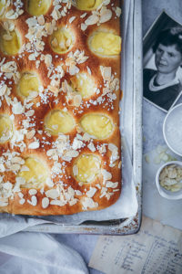 Puddingschnecken Kuchen vom Blech Blechkuchen einfacher Hefeteig skoleboller cake foodstyling food 52 bakefeed zuckerzimtundliebe backblog butterkuchen für Buffet Puddingfüllung rezept custard sheet cake recipe
