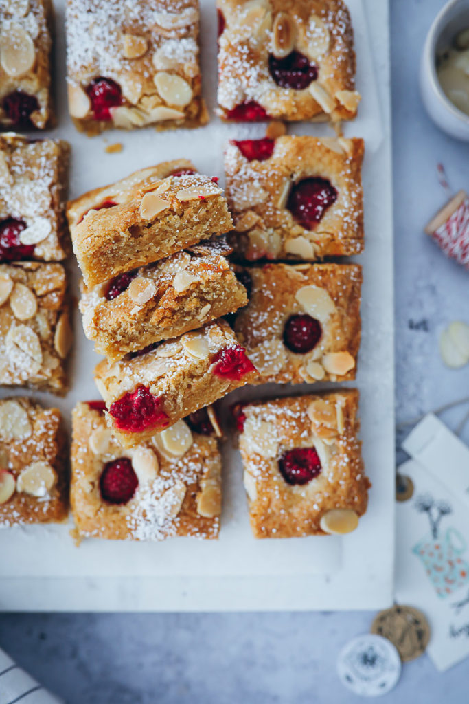 Himbeer Blondies raspberry blondies recipe brownies zuckerzimtundliebe foodblog bakefeed food 52 food styling himbeerkuchen beeren rezepte himbeerrezepte einfacher kuchen kuchenbuffet was sind blondies