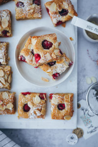 Himbeer Blondies raspberry blondies recipe brownies zuckerzimtundliebe foodblog bakefeed food 52 food styling himbeerkuchen beeren rezepte himbeerrezepte einfacher kuchen kuchenbuffet was sind blondies