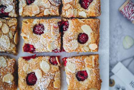 Himbeer Blondies raspberry blondies recipe brownies zuckerzimtundliebe foodblog bakefeed food 52 food styling himbeerkuchen beeren rezepte himbeerrezepte einfacher kuchen kuchenbuffet was sind blondies