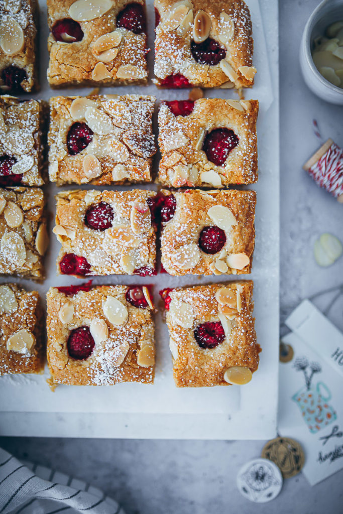 Himbeer Blondies raspberry blondies recipe brownies zuckerzimtundliebe foodblog bakefeed food 52 food styling himbeerkuchen beeren rezepte himbeerrezepte einfacher kuchen kuchenbuffet was sind blondies