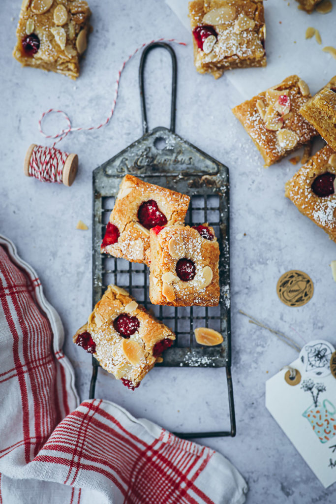 Himbeer Blondies raspberry blondies recipe brownies zuckerzimtundliebe foodblog bakefeed food 52 food styling himbeerkuchen beeren rezepte himbeerrezepte einfacher kuchen kuchenbuffet was sind blondies