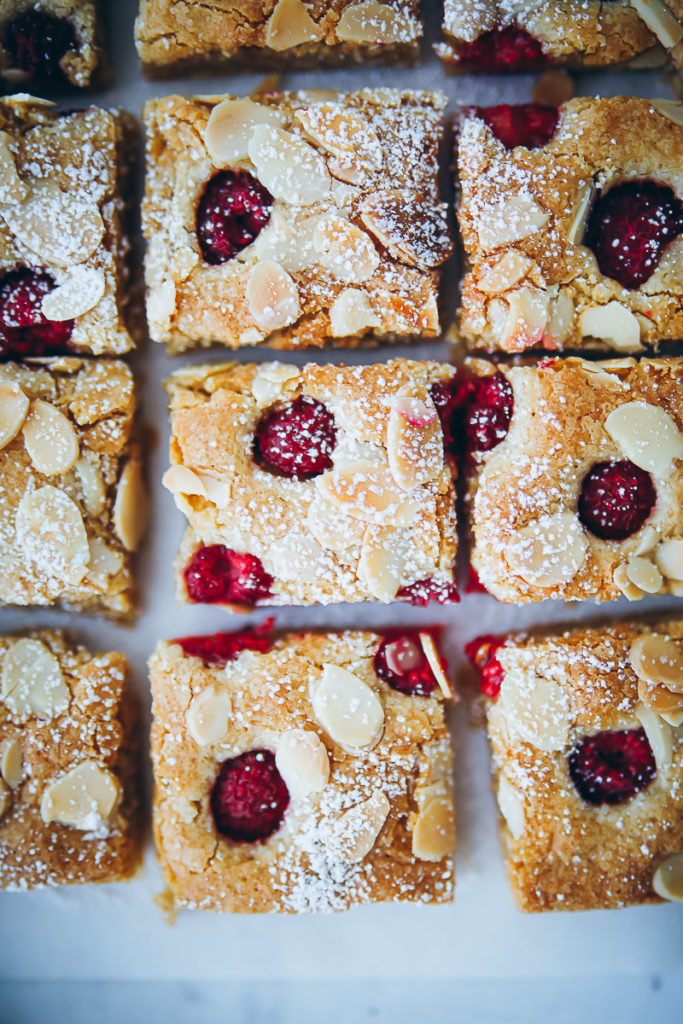 Himbeer Blondies raspberry blondies recipe brownies zuckerzimtundliebe foodblog bakefeed food 52 food styling himbeerkuchen beeren rezepte himbeerrezepte einfacher kuchen kuchenbuffet was sind blondies