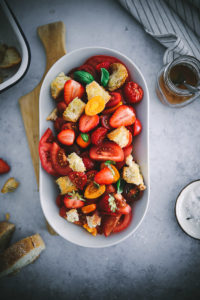 Panzanella Brotsalat Tomatensalat erdbeersalat einfacher sommersalat grill salat grill beilagen foodstyling food 52 cookfeed feedfeed tomato recipes tomatenrezepte food stylist