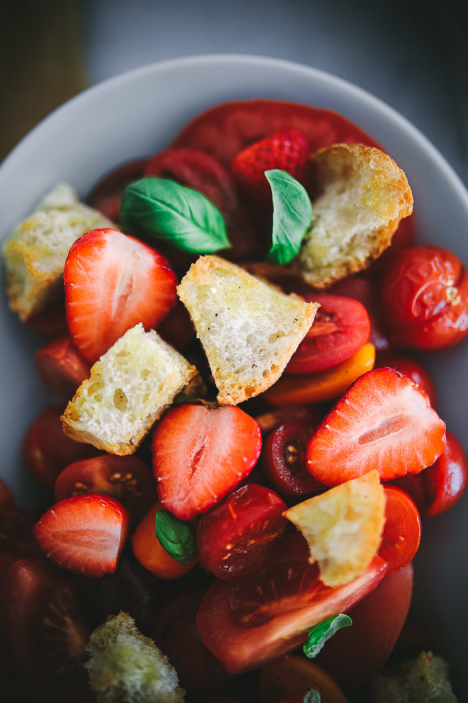 Panzanella Brotsalat Tomatensalat erdbeersalat einfacher sommersalat grill salat grill beilagen foodstyling food 52 cookfeed feedfeed tomato recipes tomatenrezepte food stylist