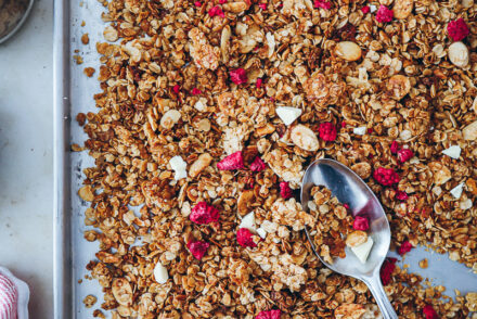 Himbeer Honig Mandel Granola Rezept Müsli selber machen raspberry chocolate granola foodstyling food photo zuckerzimtundliebe