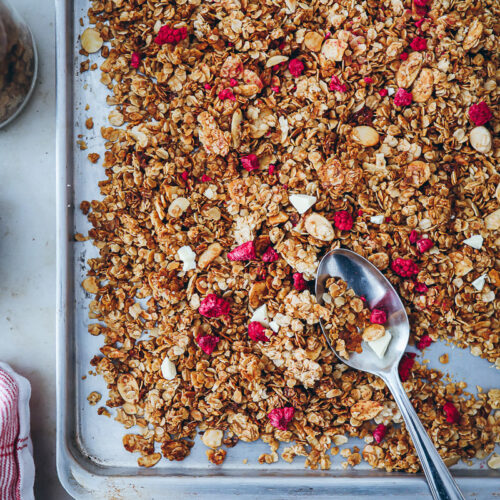 Himbeer Honig Mandel Granola Rezept Müsli selber machen raspberry chocolate granola foodstyling food photo zuckerzimtundliebe