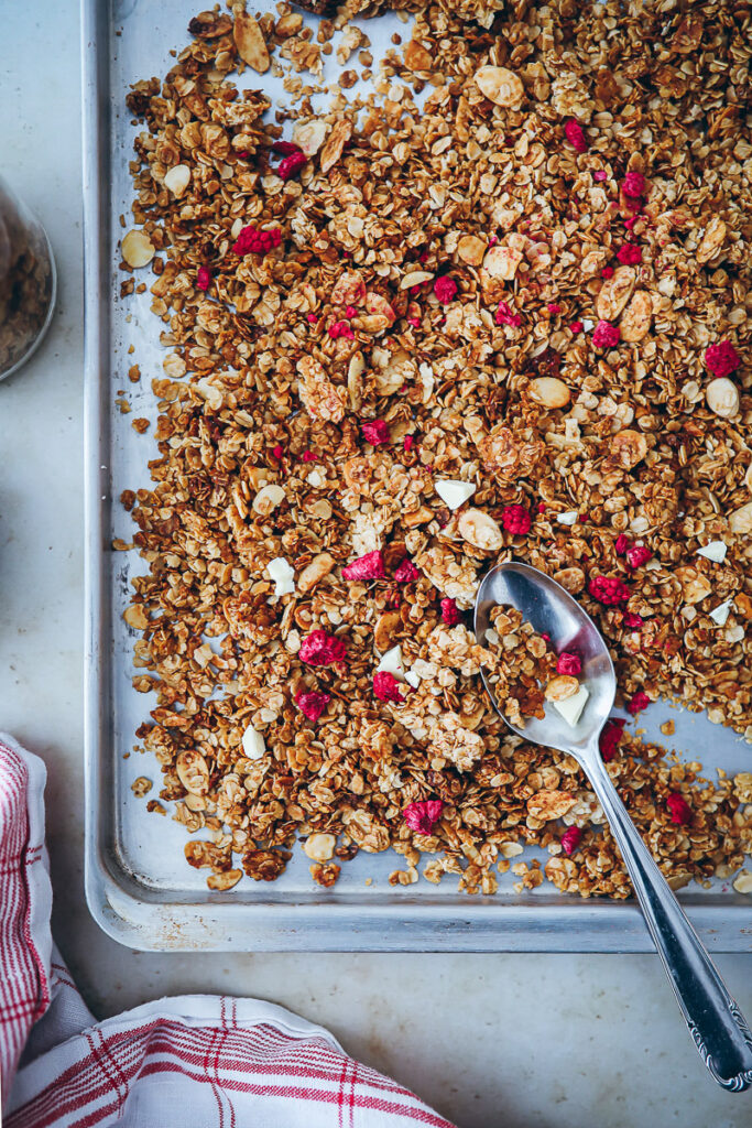 Himbeer Honig Mandel Granola Rezept Müsli selber machen raspberry chocolate granola foodstyling food photo zuckerzimtundliebe