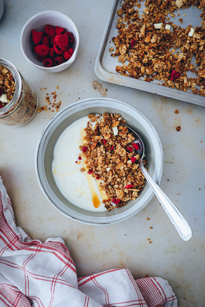 Himbeer Honig Mandel Granola Rezept Müsli selber machen raspberry chocolate granola foodstyling food photo zuckerzimtundliebe