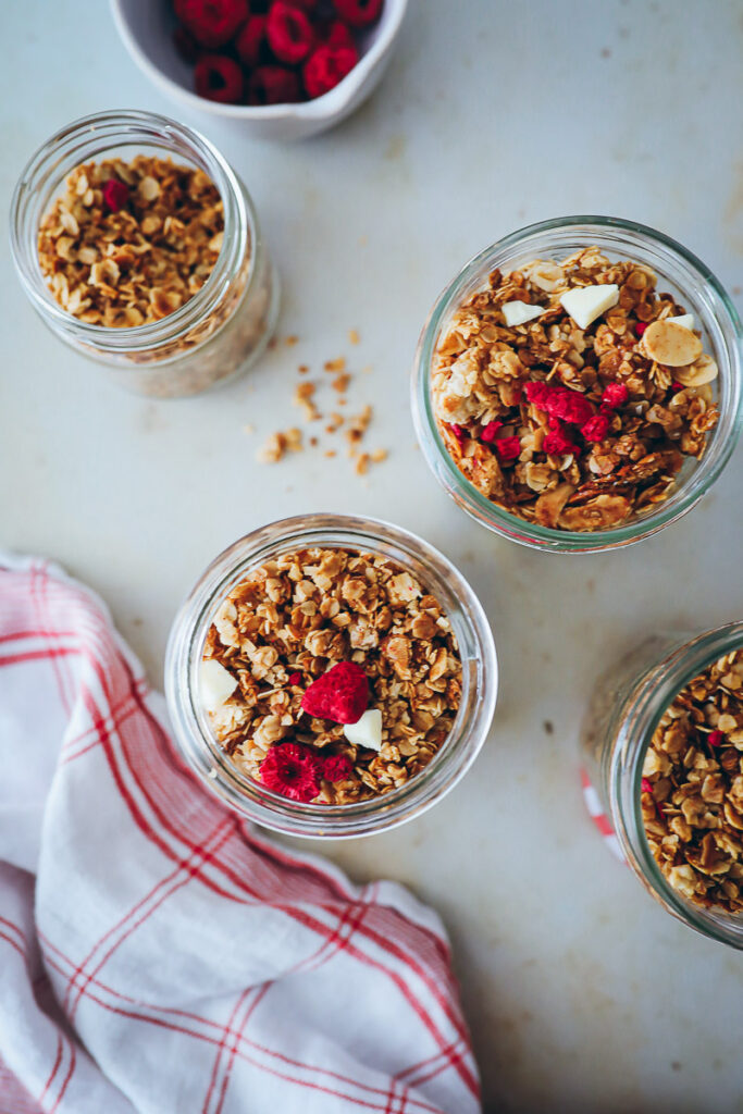 Himbeer Honig Mandel Granola Rezept Müsli selber machen raspberry chocolate granola foodstyling food photo zuckerzimtundliebe