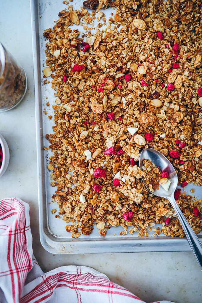 Himbeer Honig Mandel Granola Rezept Müsli selber machen raspberry chocolate granola foodstyling food photo zuckerzimtundliebe