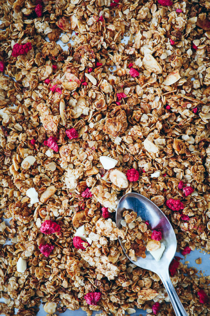 Himbeer Honig Mandel Granola Rezept Müsli selber machen raspberry chocolate granola foodstyling food photo zuckerzimtundliebe